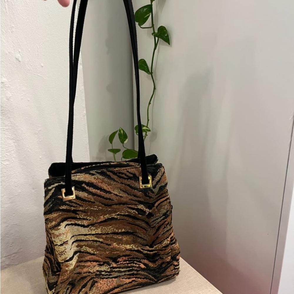 Vintage tiger tapestry shoulder bag with gold hardware and black straps - Picture 2 of 5